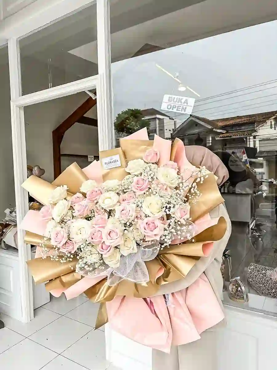Buket bunga premium Florasea — pink roses dan baby breath