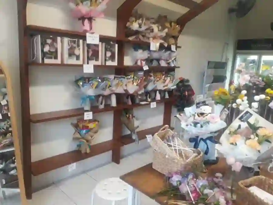 Interior toko Florasea — display buket dan snack bouquet
